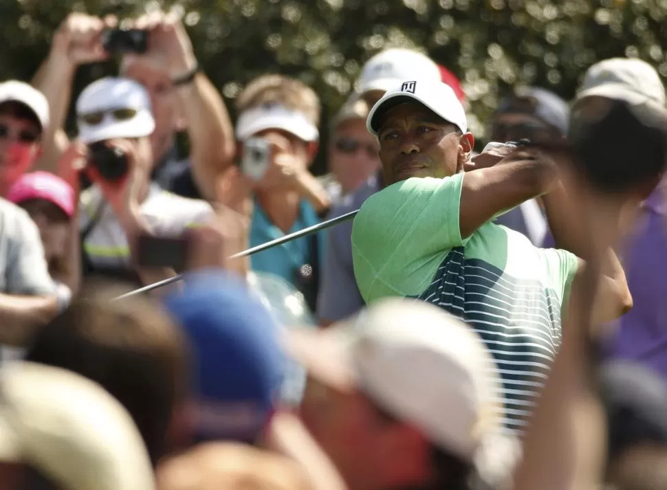 CENTRO DE ATENCIÓN. Prensa y público siguen a Tiger Woods a sol y sombra. reuters