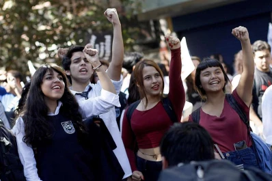 Profesores y alumnos protestaron en Chile
