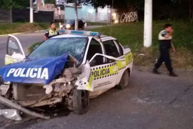 Un auto en el que iban dos policías chocó contra una columna de alumbrado público