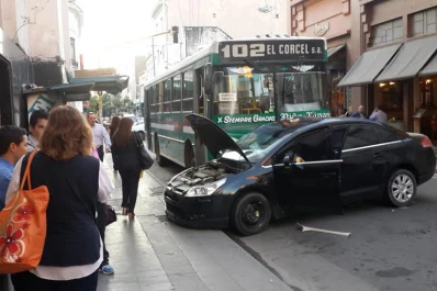 Un colectivo arrastró a un auto más de 30 metros en el centro