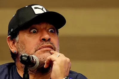 Maradona, contundente: tenemos muchas chances de pegarle una patada en el culo a Blatter