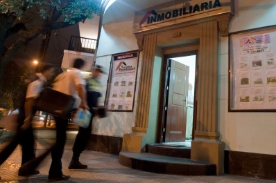 Asaltaron una inmobiliaria y manitaron a los empleados