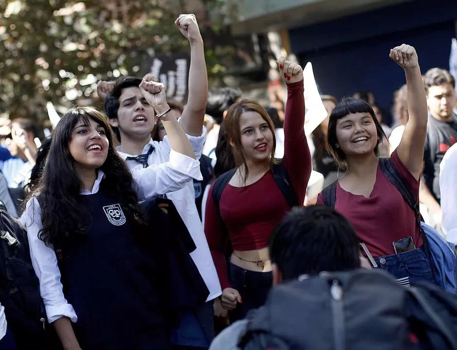 EN PLAZA ITALIA. Los estudiantes se concentraron en el centro de Santiago y marcharon por la Alameda. noticias.terra.cl / foto agencia uno