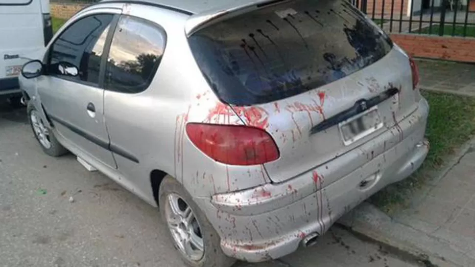 REGUERO. El auto de los delincuentes quedó lleno de sangre por las heridas sufridas por los ocupantes. LA VOZ DEL INTERIOR. 