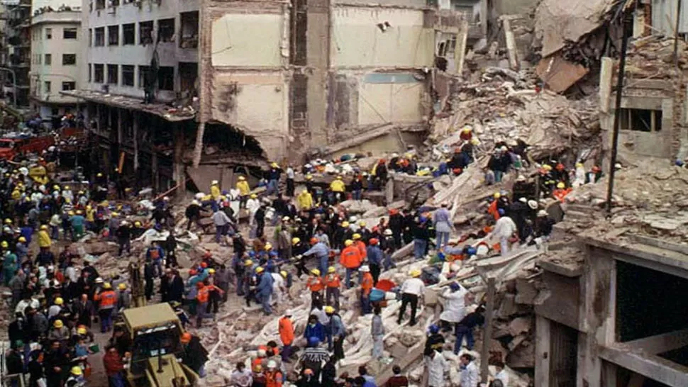 COCHE BOMBA. El atentado a la AMIA, en Buenos Aires, ocurrió el 18 de julio de 1994. FOTO TOMADA DE TWITPOLITICO.COM