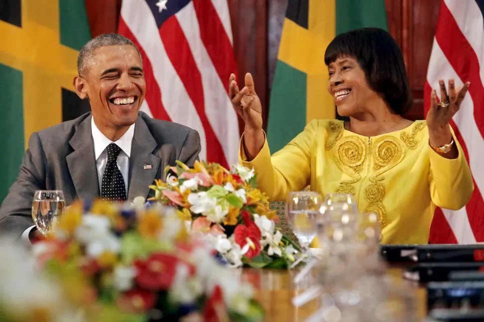 EN VIAJE. La primera ministro de Jamaica, Portia Simpson-Miller, bromea con Obama, en la capital, Kingston. reuters