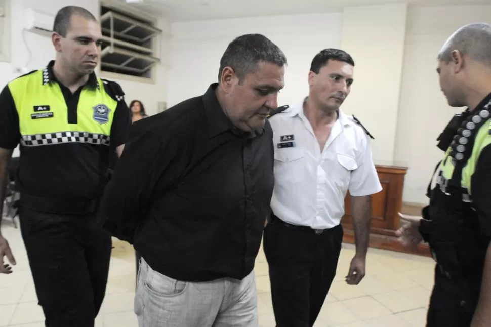 A VILLA URQUIZA. Guillermo Castillo fue retirado esposado de la sala. la gaceta / FOTO DE INÉS QUINTEROS ORIO