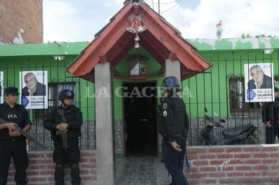 En Salta allanaron una casa con afiches de un precandidato a intendente y encontraron droga