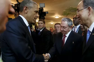 Histórico saludo entre Obama y Raúl Castro en la Cumbre de las Américas