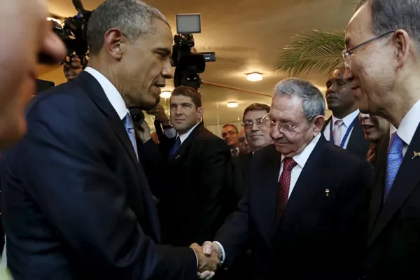 Histórico saludo entre Obama y Raúl Castro en la Cumbre de las Américas
