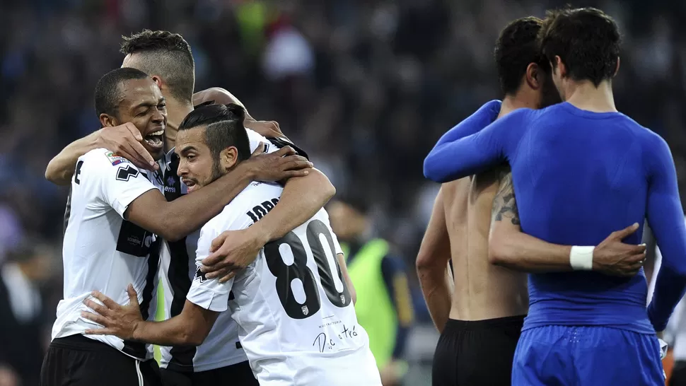 EUFORIA. Los jugadores de Parma celebran la victoria conseguida ante el tricampeón del Calcio. REUTERS
