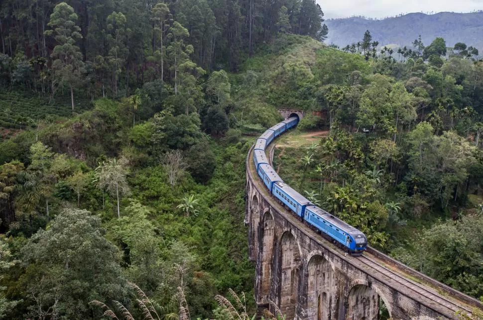 INOLVIDABLE. Quienes visitan Sri Lanka aseguran que la travesía en el tren que atraviesa el puente de los nueve arcos, cerca de la ciudad de Ella, deja sin aliento.  FOTOS DE Graham Crouch / The New York Times