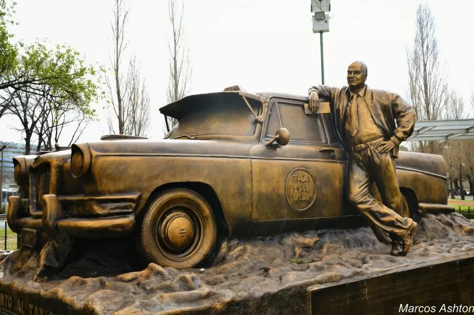  ÍCONO CIUDADANO. En el barrio porteño de Puerto Madero hay un monumento al taxista; el modelo del auto es un viejo Siam Di Tella. foto de marcos ashton