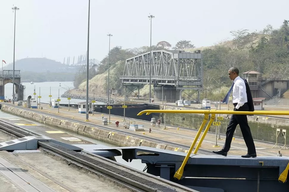 VISITA. El presidente Barack Obama camina por una de las pasarelas internas del monumental Canal de Panamá. reuters