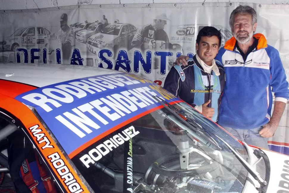 EN LOS BOXES. Matías Roríguez posa junto con el preparador Norberto Dellasantina, al lado del Renault Clio. prensa matías rodríguez 
