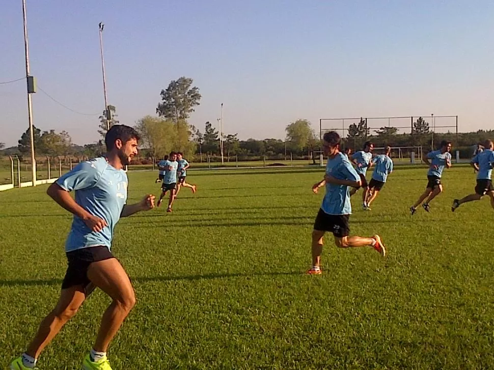 TRABAJOS DE VELOCIDAD. Cáceres (izquierda) y González (derecha) corren en el ensayo de ayer en el Club de Camioneros. prensa atlético