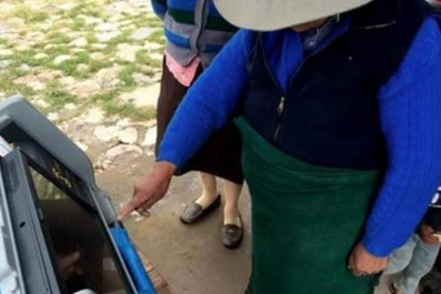 En el interior, los electores tuvieron que afrontar las lluvias y fallas de hardware