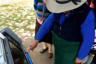 Con voto electrónico y algunas demoras, los salteños empezaron a votar en las PASO