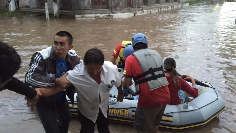 Por el desborde del río Marapa comenzó la evacuación de Graneros