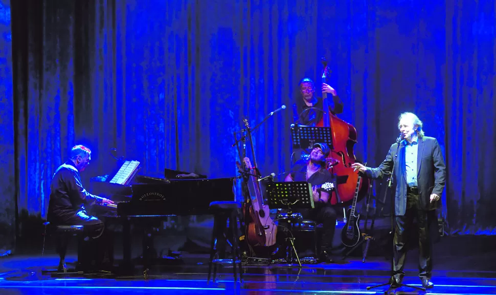CAUTIVADOR. Joan Manuel Serrat sedujo con sus canciones y su humor a un público que lo aplaudió incondicionalmente, en el recital del viernes . LA GACETA / DIEGO ARÁOZ
