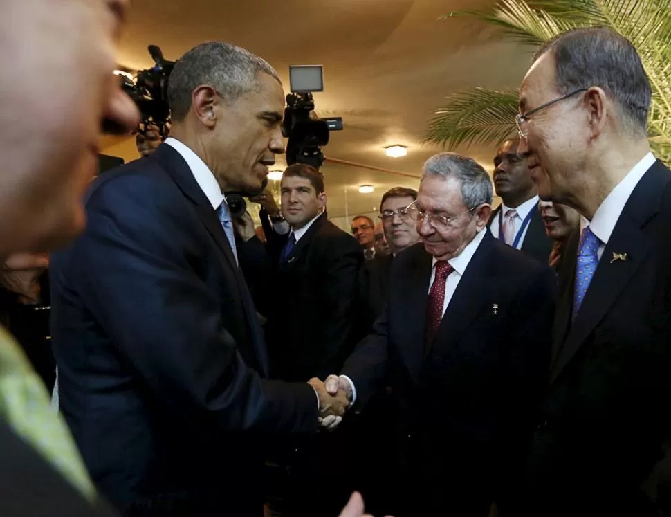 HECHO. El apretón de mano dio la vuelta al mundo: Obama y Castro se saludan, ante el jefe de la ONU, Ban ki-moon. reuters