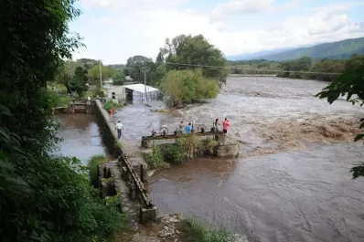El dique Escaba desbordó, creció el río y sembró angustia en Graneros, Alberdi y La Madrid