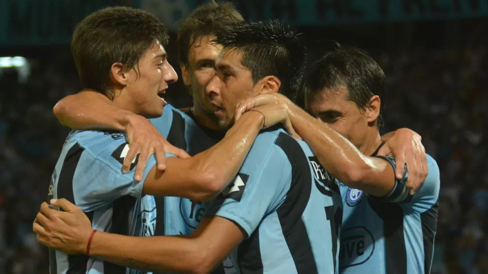 FESTEJO CELESTE. Los jugadores de Belgrano celebran el primer gol anotado por Jorge Velázquez. Los píratas le ganaron a Quilmes 2 a 1. TELAM