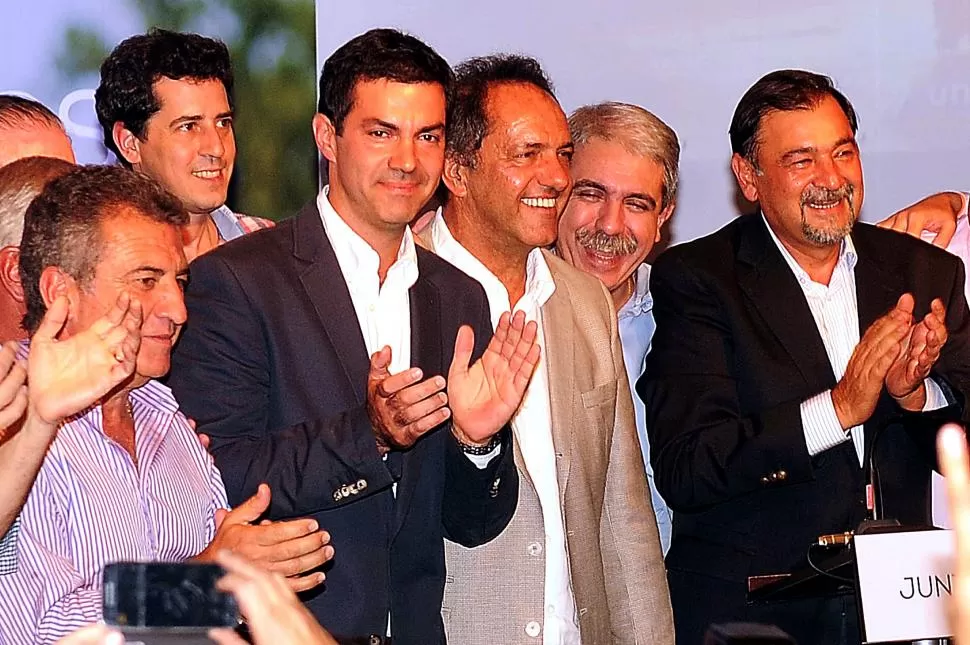 SONRISAS. Un distendido Urtubey aparece rodeado por los gobernadores Urribarri (Entre Ríos) y Scioli (Buenos Aires), y el jefe de Gabinete, Aníbal Fernández. telam