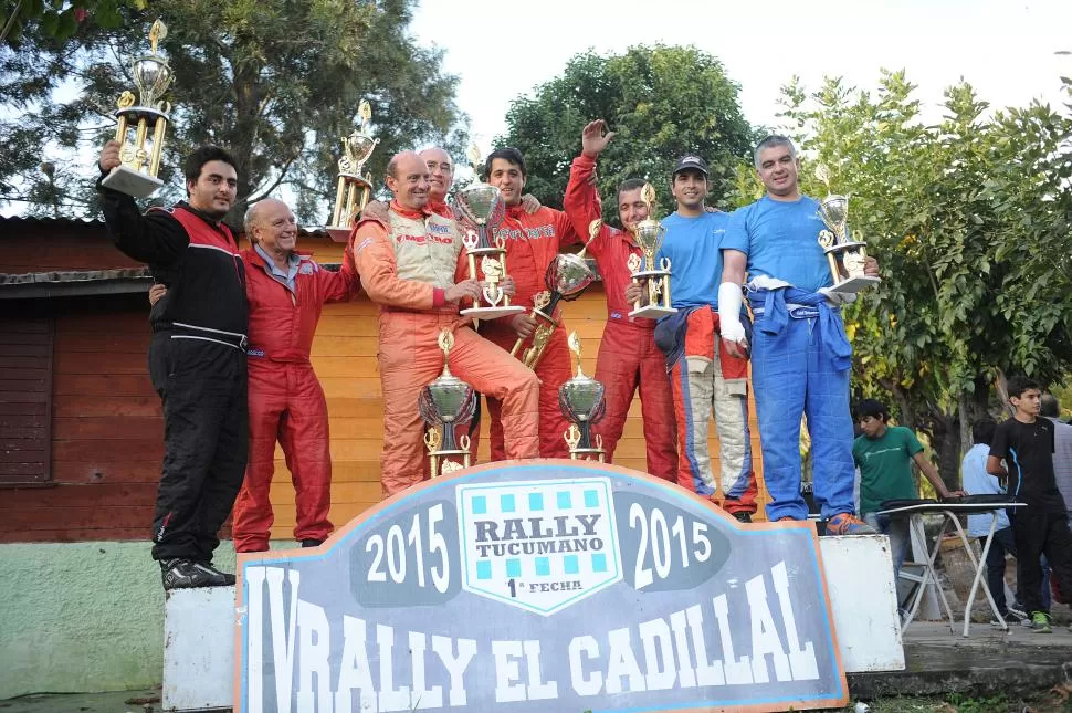 EL FINAL. El binomio Padilla-Ramón (en el centro), el más veloz de la carrera, posa con los integrantes del podio de la clase  A-7 en la postal que cerró la premiación. la gaceta / fotos de osvaldo ripoll