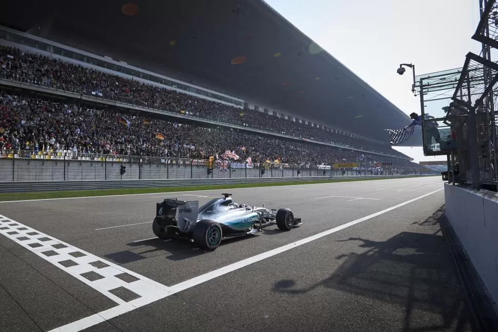 FINAL FELIZ. Lewis Hamilton cruza la meta con su Mercedes. El británico no dejó dudas sobre su potencial y comienza a hacer diferencia en el campeonato. Prensa Mercedes-Benz