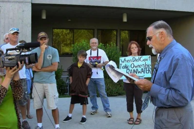 Juntar agua de lluvia en Estados Unidos puede llevarte a la cárcel