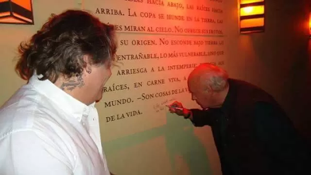 GENEROSO. Galeano dejó una dedicatoria en un cartel del bar de Ríos.  foto gentileza de fernando ríos