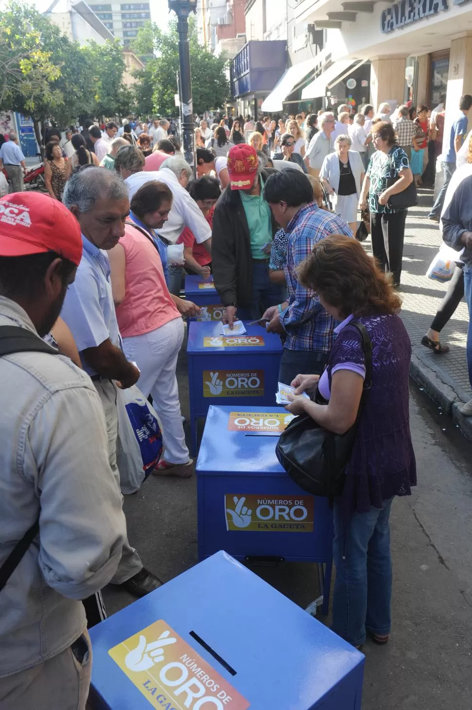 GRAN EXPECTATIVA. Durante toda la mañana de ayer, cientos de personas depositaron los cupones en las urnas ubicadas en Mendoza 654. la gaceta / fotos de antonio ferroni 