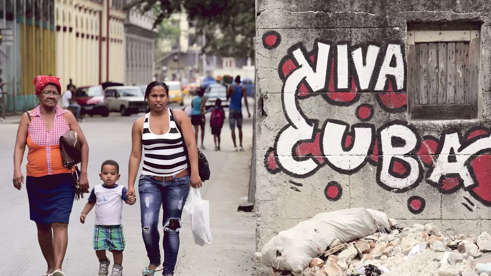 POSTAL. Una familia cubana camina por una de las calles de La Habana, en momentos en que el país vive el deshielo de las relaciones con EEUU. reuters