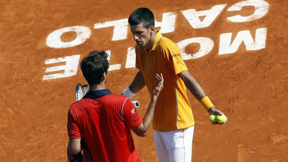 PUNTO EN DISCUSIÓN. Djokovic y Ramos casi cara a cara. El serbio ganó con facilidad.
FOTO DE REUTERS