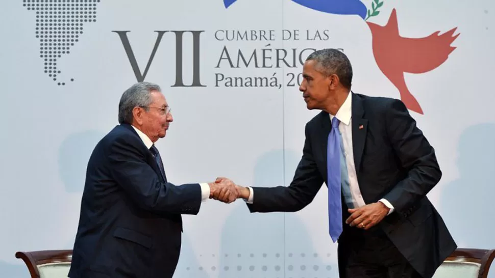 SALUDO HISTÓRICO. Raúl Castro, presidente de Cuba, y Barack Obama, mandatario de Estados Unidos. FOTO TOMADA  DE INFOBAE.COM