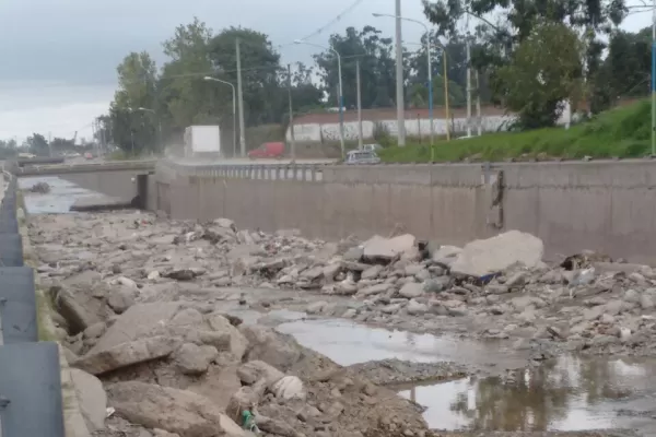 Los escombros se acumulan en el Canal Sur y preocupan a los vecinos