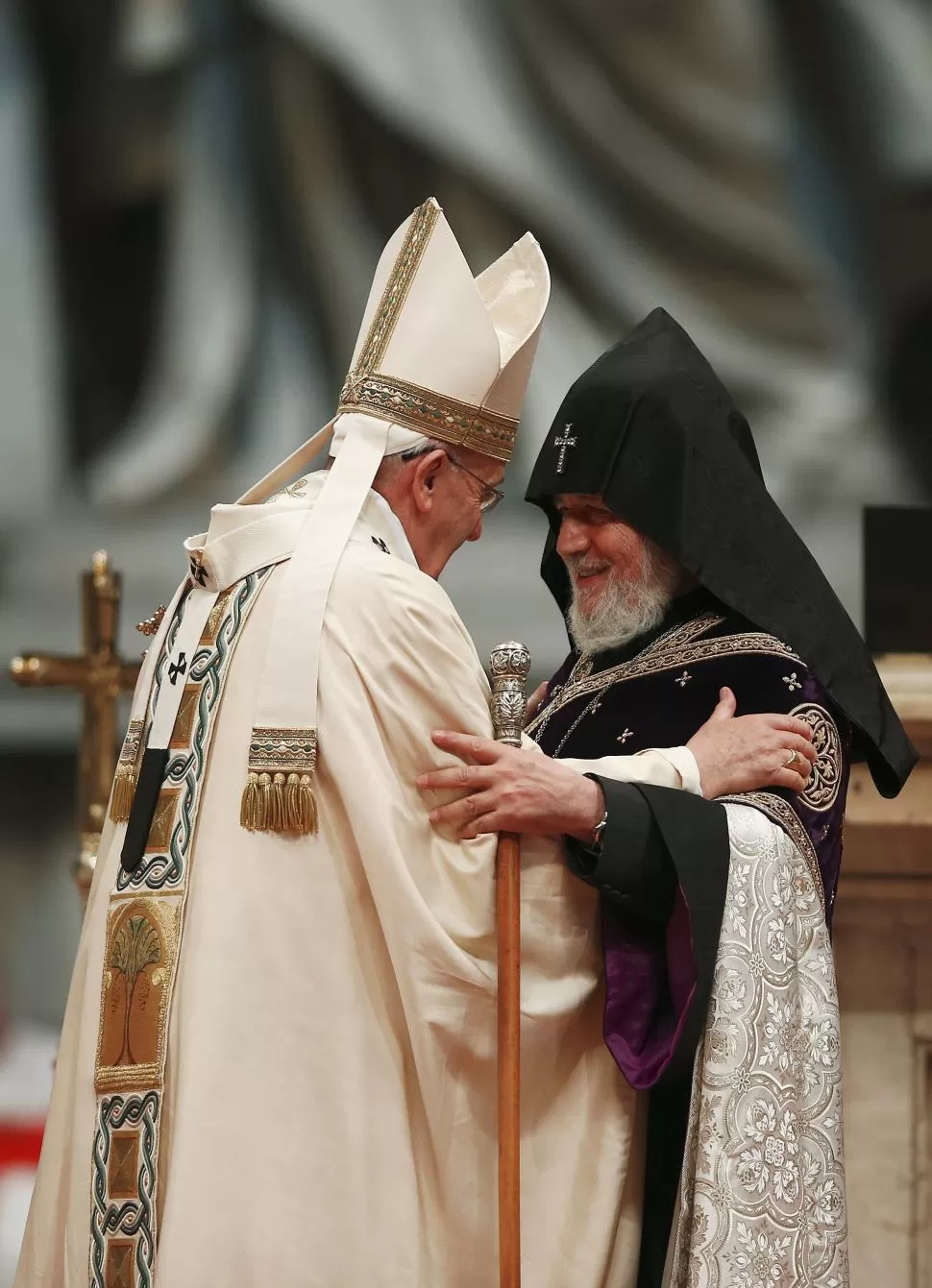 EL DOMINGO. Francisco abrazó al patriarca de la Iglesia Apostólica Armenia, Karekin II, y se refirió al “primer genocidio del siglo XX”. reuters
