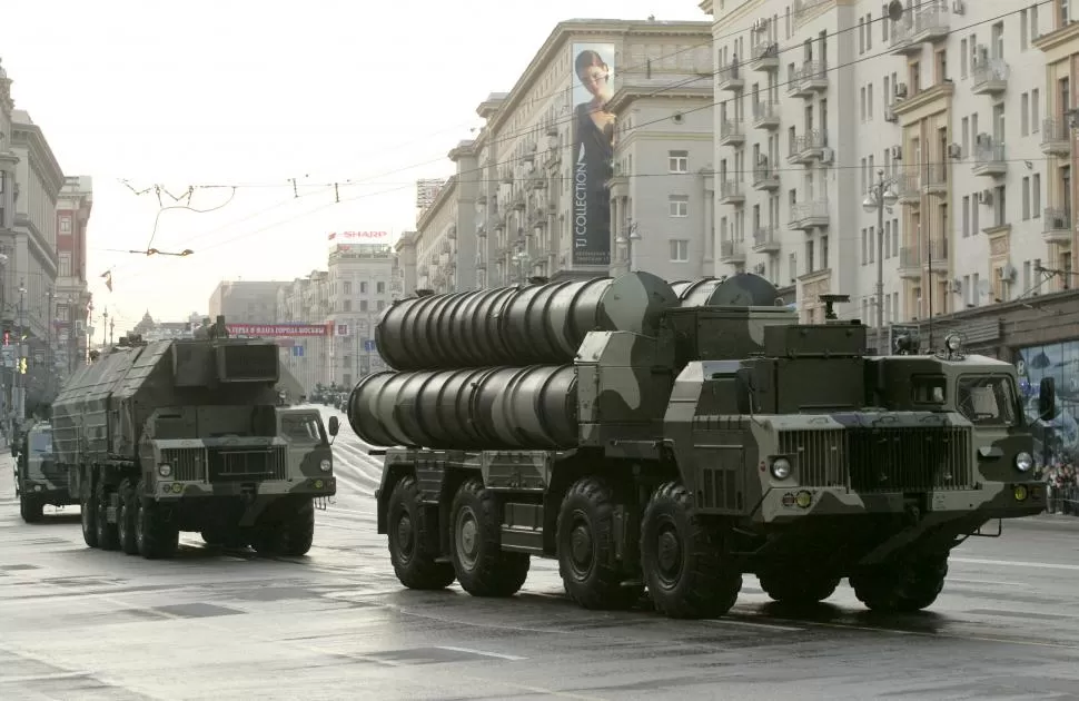 FOTO DE 2009. Traslado de cohetes del sistema antimisiles ruso S-300. reuters
