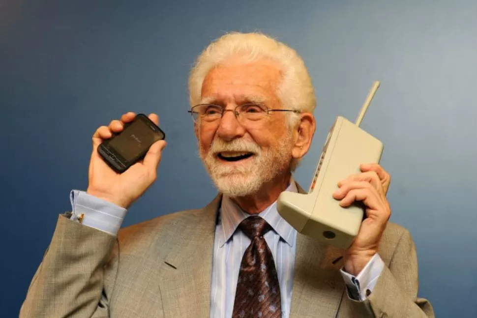ZAPATÓFONO. Martin Cooper, el creador del primer celular, antes y después. (IMAGEN DE XATAKA)