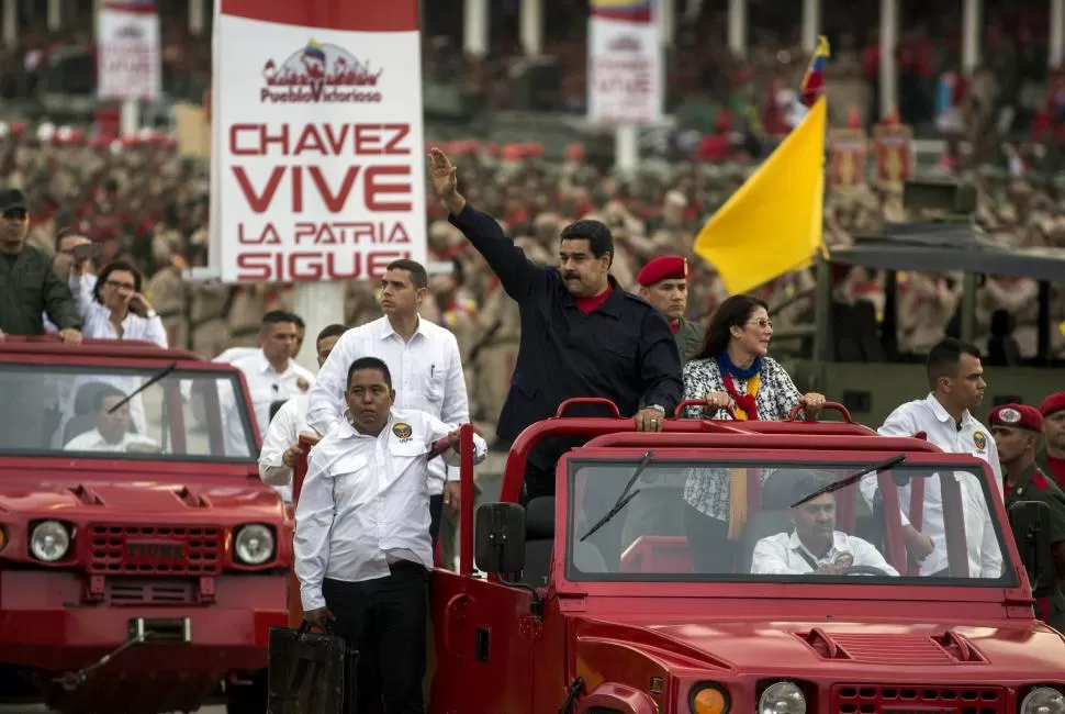 EL ACTO. El venezolano lideró el acto por los cinco años de la creación de la Milicia Bolivariana, y los 13 años del golpe fallido contra Chávez. reuters