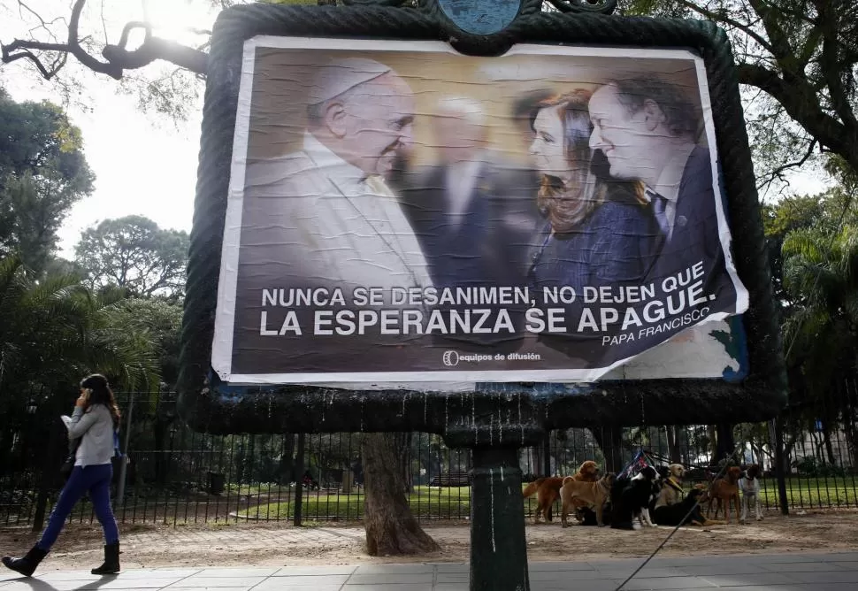 CAMPAÑA 2013. El FpV aprovechó la visita de Cristina al Papa para promover la candidatura de Martín Insaurralde. reuters (archivo)