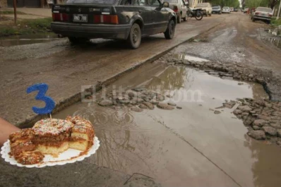 Vecinos celebran cumpleaños de un bache con torta y velas