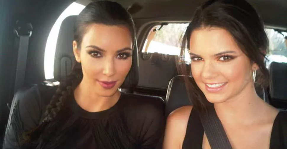 JUNTAS. Kim Kardashian y Kendall Jenner. FOTO TOMADA DE RUMBERANETWORK.COM