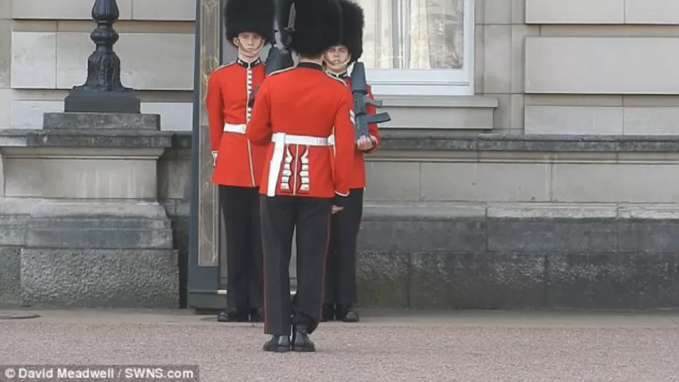 Guardia del palacio de Buckingham cae frente a miles de turistas