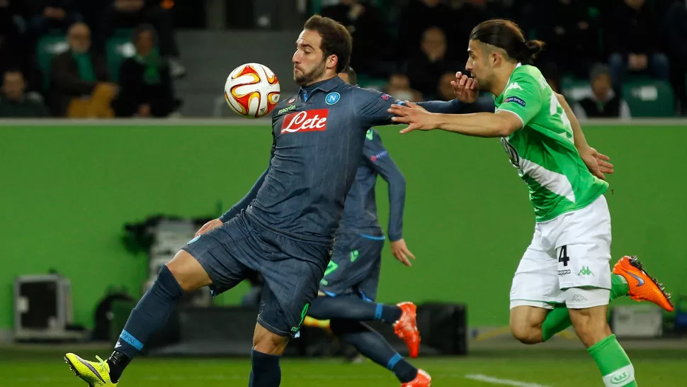 GOLEADOR ARGENTINO. Gonzalo Higuaín anotó el primer gol para el Napoli, en la victoria sobre el Wolfsburgo alemán. REUTERS