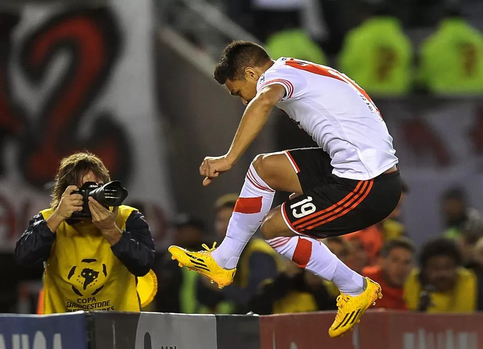 SE SACÓ LA MUFA. “Teo” Gutiérrez marcó el tercer gol del “millonario”. En el Monumental se vivió una noche dramática. telam