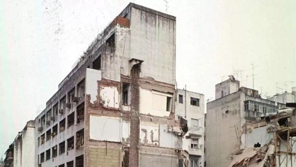 ESCOMBROS. El atentado a la AMIA se produjo hace 26 años. NA (archivo)