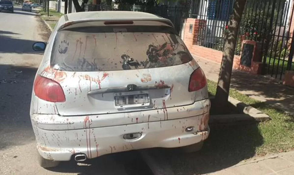 SANGRE. Así quedó el auto del asaltado cuando los delincuentes intentaban escapar. FOTO DE MINUTOUNO.COM