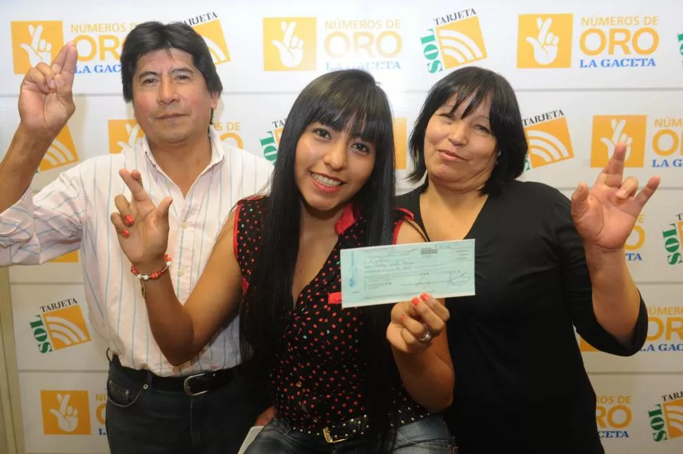 FELICES. Janet Ibáñez, junto a sus padres, posan felices con el premio que recibieron de LA GACETA.   la gactea / foto de antonio ferrroni 